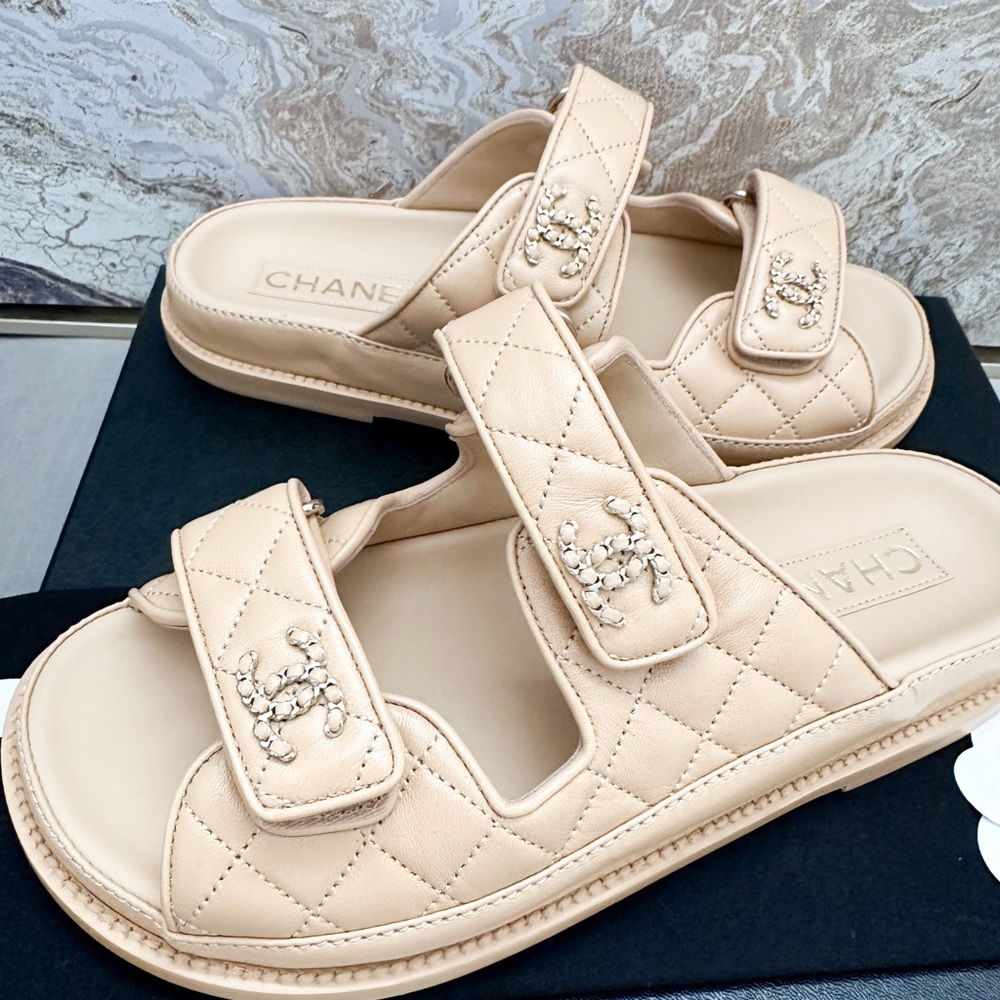 New! Lambskin Quilted Velcro Dad Chain CC Slide Sandals - Picture 6 of 12